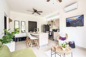 Bright & Airy new Condo, 5 min walk to Jaco Beach!