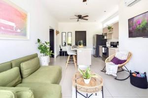 Bright & Airy new Condo, 5 min walk to Jaco Beach!