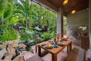 The Luxe Bali - Luxury 4 Bedroom Cliff Ocean Edge Villa Uluwatu