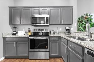 3 Bedrooms 25 Bathrooms Emerald Island2709 Sk