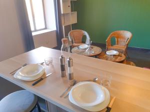 Appartements L'Oullinois Spacieux et Calme T2 15min sud de Lyon proche Metro et Gare Confluence Aquarium Gerland : photos des chambres