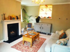 Historic, traditional & Spacious Wiltshire Cottage