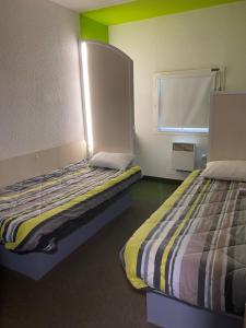 Hotels HOTEL F1 SAINT-LO : Chambre Lits Jumeaux Standard avec Salle de Bains Commune