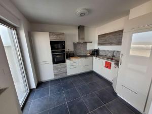 Grand T3 vue mer avec balcon et parking, accès direct plage - FR-1-674-1