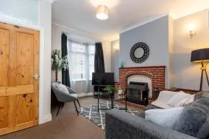 Comfy and homely ideal for families and contractors hosted by Our Home Short Stays fast WiFi and crisp white hotel standard linen - Walworth