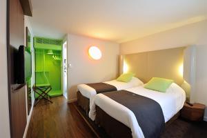 Hotels Campanile Orange Centre sortie 21 sur A7 A9 : Chambre Lits Jumeaux