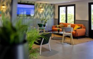 Hotels Campanile Orange Centre sortie 21 sur A7 A9 : photos des chambres