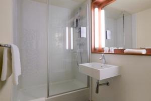 Hotels Campanile Orange Centre sortie 21 sur A7 A9 : Chambre Double
