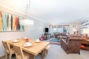 West End Winner - Hot Tub, Parking, Open Kitchen & Living Space condo