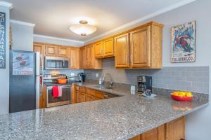 West End Winner - Hot Tub, Parking, Open Kitchen & Living Space condo