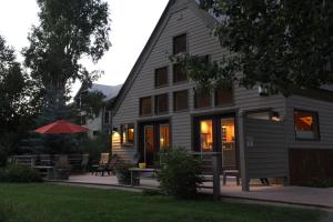 Huge Riverfront Deck, Walk Everywhere - Viking Lodge 100A condo