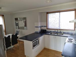 WI -FI- Netflix- Super Comfiest 3 Bedroom Home With Massive 21Metre Driveway Space for boat & Caravan