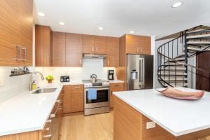 Big & Bright Hidden Gem with Garage, Hot Tub, Lux Kitchen condo