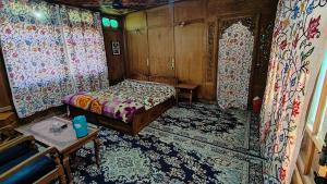 Houseboat Karima palace