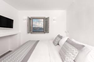Petit Double Room with Caldera & Sea View room in Caldera Premium Villas