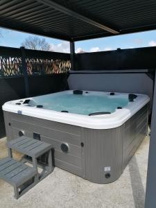 Maisons de vacances Gite avec jacuzzi a 30min du Puy Du Fou : Maison 3 Chambres