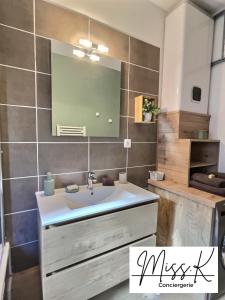 Appartements ''La Fenetre sur le marche'' de Miss.K Conciergerie : Appartement 2 Chambres - Non remboursable