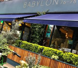 SUPER CONVENIENT FOR CENTRAL LONDON - LARGE 2 DOUBLE BED apartment 30 seconds walk to platform train station and 19 mins to London Waterloo