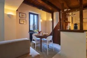 WINDOW ON THE LAKE - Fiumelatte