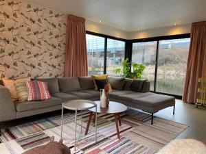 Unieke woonark met privétuin en free parking.