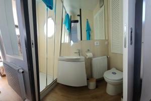 Mobiles Hausboot Elmilia mit eigener Ankerboje auf dem See