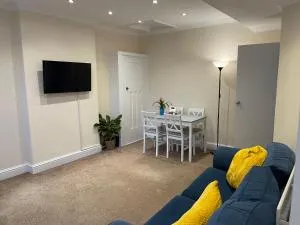 SUPER CONVENIENT FOR CENTRAL LONDON - LARGE 2 DOUBLE BED apartment 30 seconds walk to platform train station and 19 mins to London Waterloo - Worcester Park