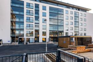 Modern 1 bedroom apartment with a patio