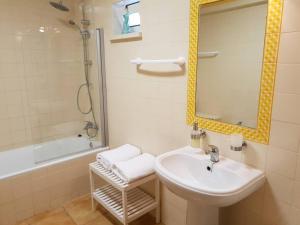 Entire flat 70sq m at Luz just 400m beach distance