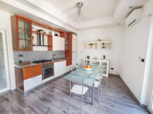 Ampio Quadrilocale 8 Pax vista mare