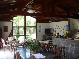 Casa Enorme para 12 pessoas, 4 suites e um fundo com 18mil metros de mata e um pier no rio que sai para o mar-Internet 100MB