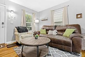 4 Bedroom Bungalow in the - Heart of Metro Detroit - Center Line