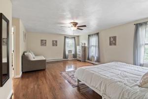 Hot Tub! LRG Home! Sleeps 16!Near Ithaca! Dogs OK