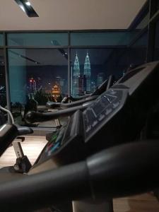 C17B Modern Balcony Infinity Pool KLCC View