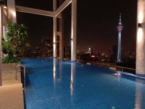 C17B Modern Balcony Infinity Pool KLCC View