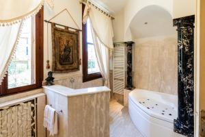 Villa Liberty Venezia -Jacuzzi, gardens, parking - Dimora Storica a soli 20km da Venezia