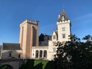 Wonderhost, vue magique sur le Château dans un quartier populaire