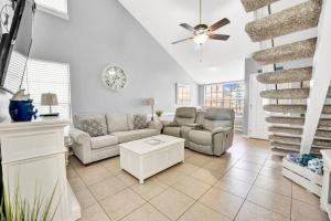 2 BR townhome wprivate patio, beach access, 4 communal pools, hot tub, mini golf, tennis, & more!