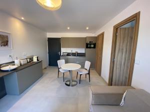 Appartements Gites Domaine de la chapelle a Roquefort les Pins - Jacuzzi et SPA privatif sur la cote d'azur dans les Alpes maritimes : photos des chambres