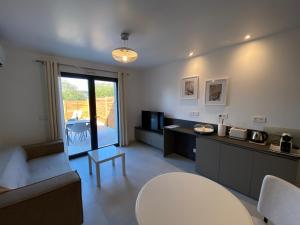 Appartements Gites Domaine de la chapelle a Roquefort les Pins - Jacuzzi et SPA privatif sur la cote d'azur dans les Alpes maritimes : photos des chambres