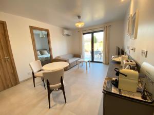 Appartements Gites Domaine de la chapelle a Roquefort les Pins - Jacuzzi et SPA privatif sur la cote d'azur dans les Alpes maritimes : photos des chambres