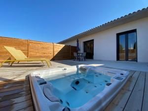 Appartements Gites Domaine de la chapelle a Roquefort les Pins - Jacuzzi et SPA privatif sur la cote d'azur dans les Alpes maritimes : photos des chambres