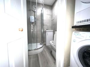 Shirley House 4, Guest House, Fully Equipped Kitchen with Fridge, Washer, Dryer, Self Catering, Self Check in, Great for Contractors, 5 min to BAT, 20 min to Fawley Refinery, close to Southampton Central, Ideal for Longer Stays