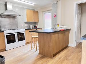 Shirley House 4, Guest House, Fully Equipped Kitchen with Fridge, Washer, Dryer, Self Catering, Self Check in, Great for Contractors, 5 min to BAT, 20 min to Fawley Refinery, close to Southampton Central, Ideal for Longer Stays