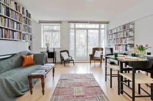Large one bedroom flat with balcony close to the City by UnderTheDoormat