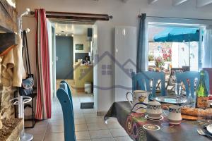 Maisons de vacances LocaLise - La Maison du pecheur au Guilvinec - Chambres vue mer - A 20m de la mer situee a la pointe de Men Meur - Tout a pied, plage, port, centre, commerces, marche - Wifi inclus - Linge de lit inclus - Jardin clos - En option , menage et serviettes : photos des chambres