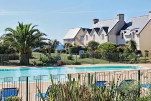 Maisons de vacances LocaLise - Maison E2 au Guilvinec - A 20m de la mer avec jardin et piscine - Tout a pied, plage, port, centre commerces, marche - Wifi inclus - Vue mer de la chambre - Animaux bienvenus - Linge de lit inclus : photos des chambres