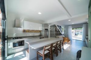 Lindo duplex geminado na Praia de Mariscal.