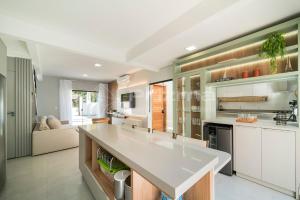 Lindo duplex geminado na Praia de Mariscal.