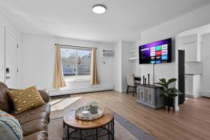 Modern 1BR - Fast WiFi - Coffee Bar - Pet Friendly