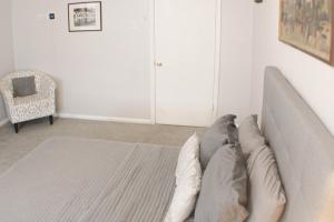 2 BR - Off Street Parking - Amazing View Nearby